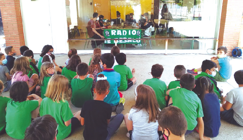 Alumnado del instituto-escuela Salvador Vilarrasa en Ràdio Besalú. (Fuente: web del centro)