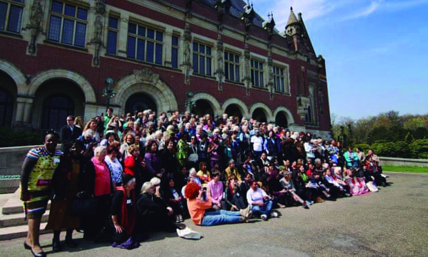Asistentes al Centenario de WILPF en La Haya frente al Palacio de la Paz en abril de 2015